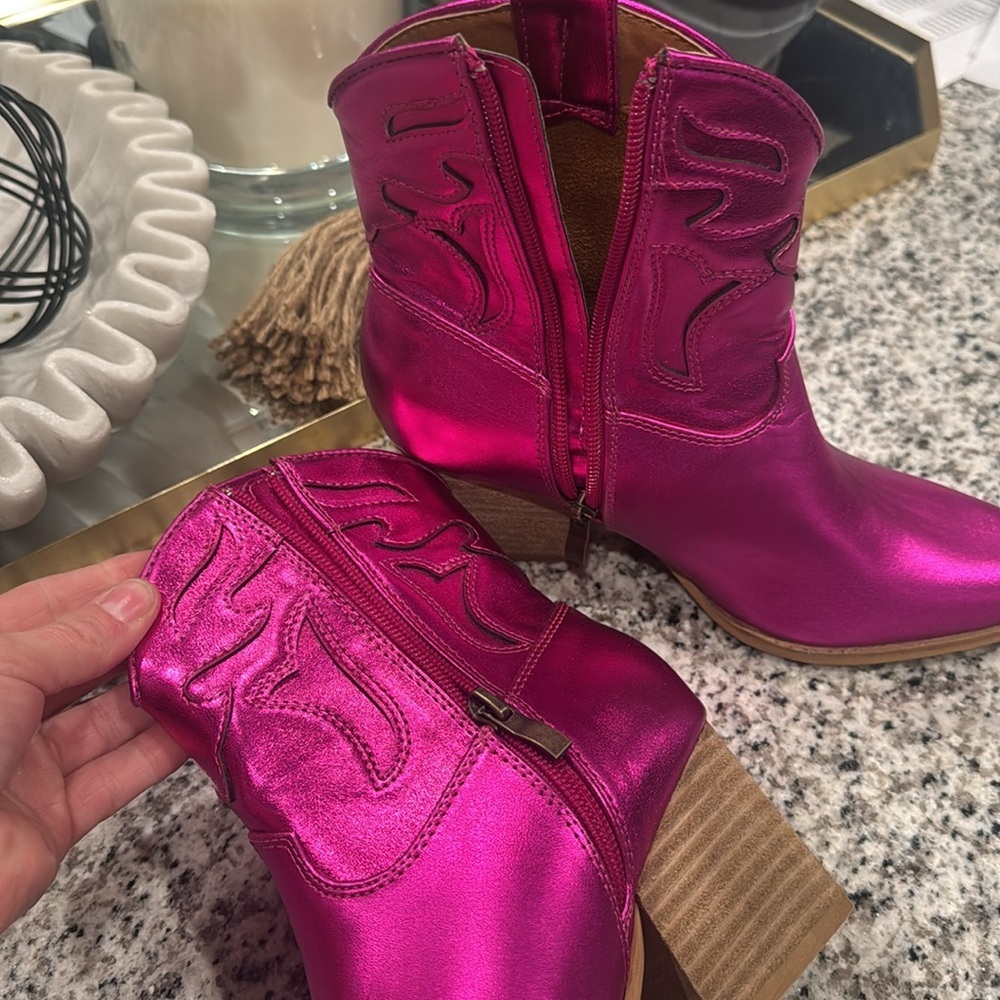 Shiney metallic hot pink boots - Picture 5 of 5